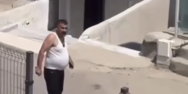 Dilovası’nda eşini sokak ortasında bıçakladı!