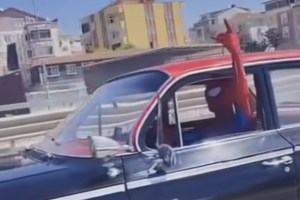 Körfez D-100’de Örümcek Adam görenleri şaşırttı