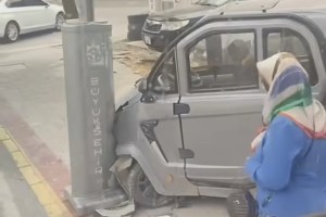 Körfez’de elektrikli araç direğe çarptı!