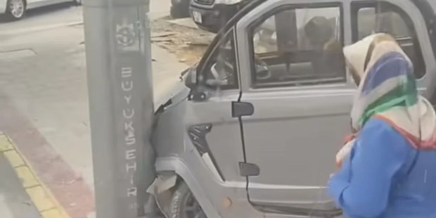 Körfez’de elektrikli araç direğe çarptı!