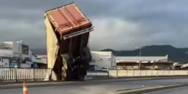 Gölcük’te tır dereye uçtu!