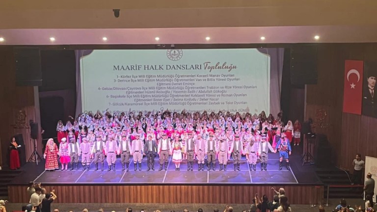 Öğretmenlerden unutulmaz halk dansları şöleni