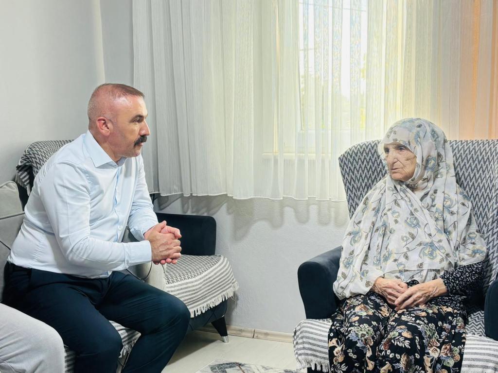 MHP Dilovası İlçe Başkanı Yusuf Turhan’dan Fevziye Teyzeye Anlamlı Ziyaret