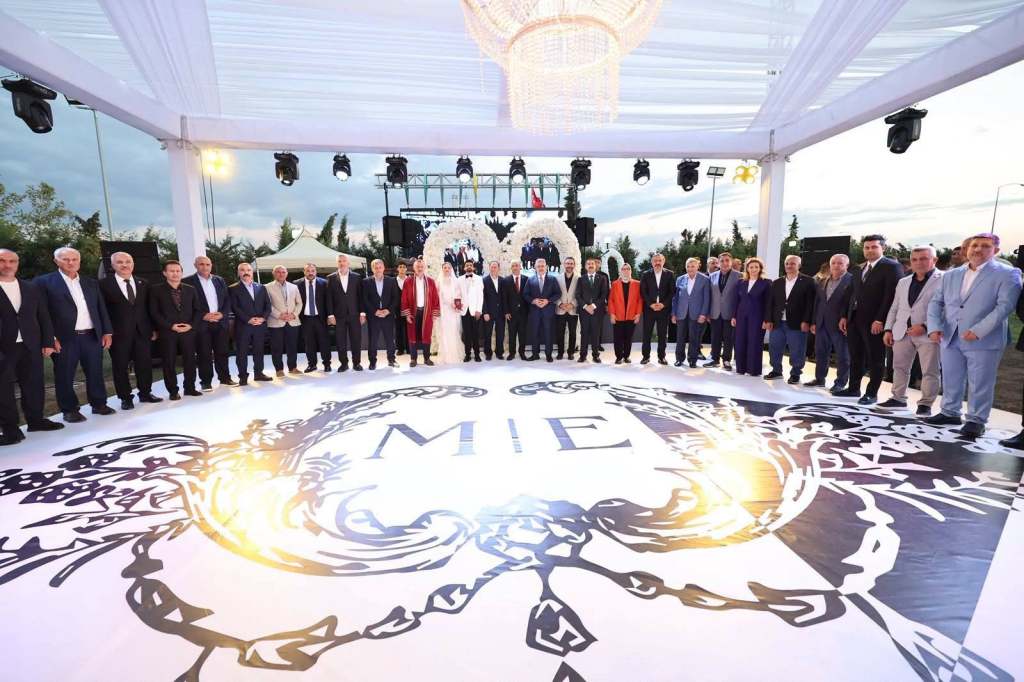 Dilovası Belediye Başkanı Ömeroğlu’nun oğlu Enes görkemli bir düğünle evlendi