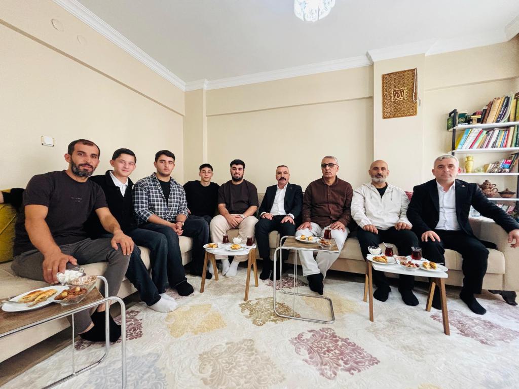 Dilovası’nda Umre Ziyareti: Elden Ailesinin Gençlerine Anlamlı Buluşma