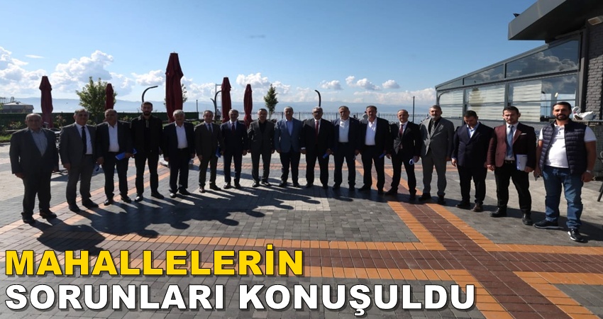BAŞKAN ÖMEROĞLU MUHTARLARLA MAHALLELERİN TALEPLERİNİ MASAYA YATIRDI