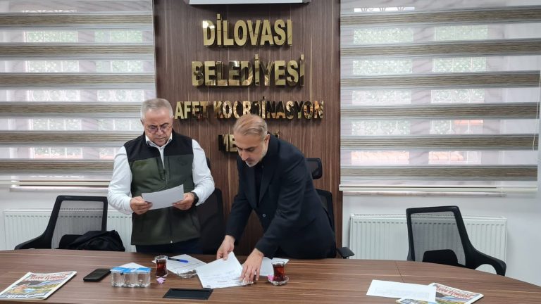 KAYMAKAM RESUL ÇELİK, DİLOVASI AFET KOORDİNASYON MERKEZİNDE ÇALIŞMALARI İNCELEDİ