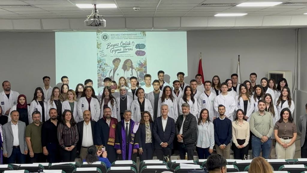 BOYA VE KOZMETİK TEKNOLOJİSİ ÖĞRENCİLERİ BEYAZ ÖNLÜKLERİNİ GİYDİ