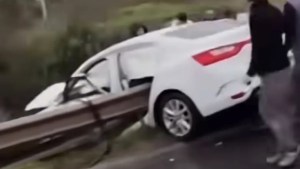 Bariyerler otomobile ok gibi saplandı!