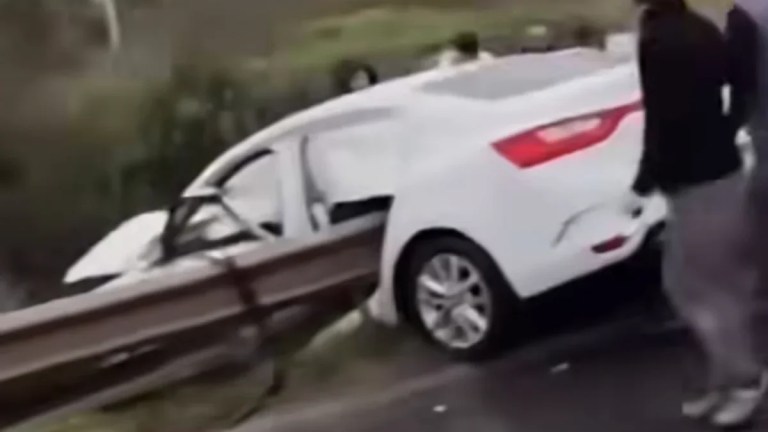 Bariyerler otomobile ok gibi saplandı!