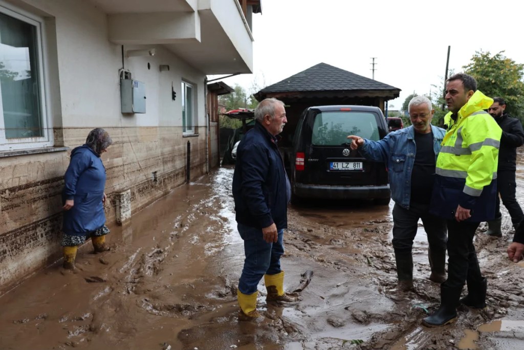 Başiskele'de selin izleri siliniyor