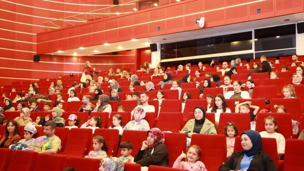 Başkan Büyükgöz çocuklarla sinemada buluştu