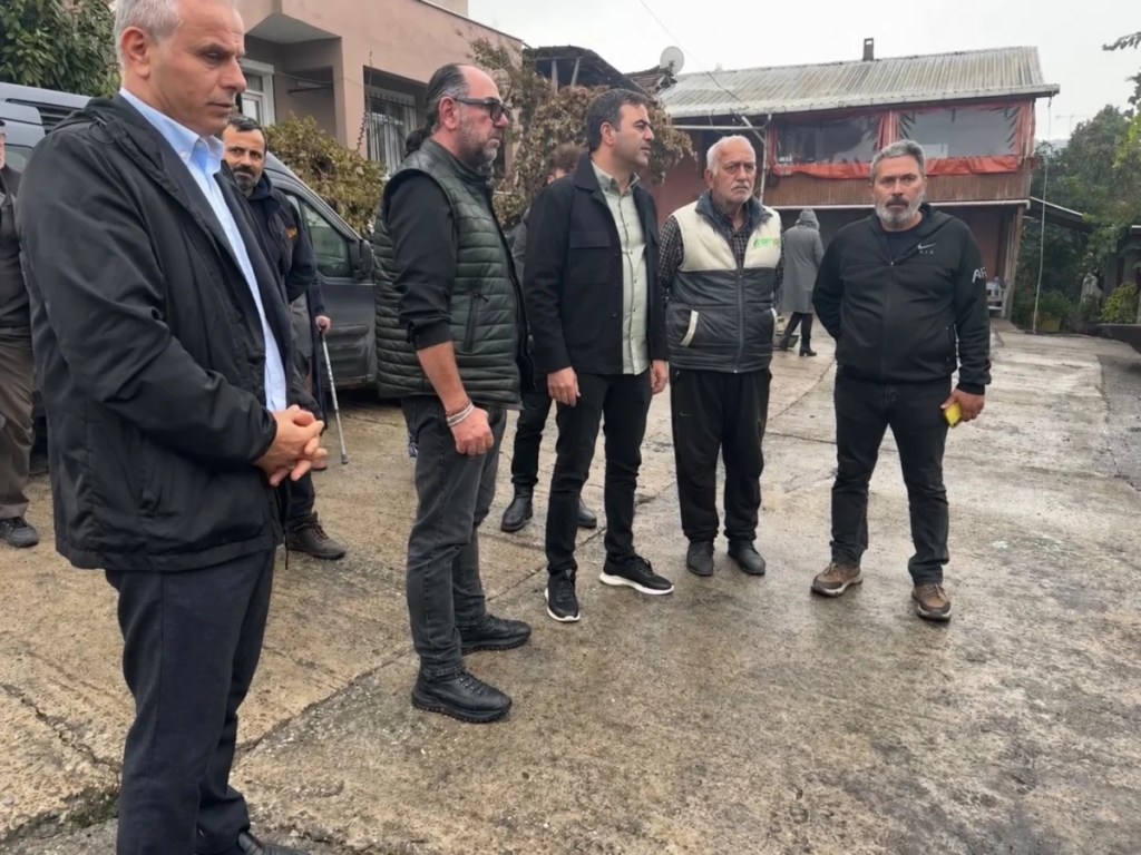 Başkan Özlü yangınzede aileyi ziyaret etti