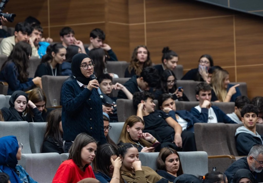 Büyükakın gençlere seslendi: Hata yapmaktan korkmayın