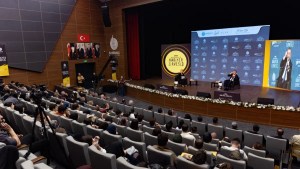 Büyükakın gençlere seslendi: Hata yapmaktan korkmayın