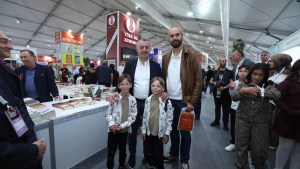 Büyükakın Kocaeli Kitap Fuarı’nı ziyaret etti