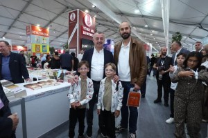 Büyükakın Kocaeli Kitap Fuarı’nı ziyaret etti