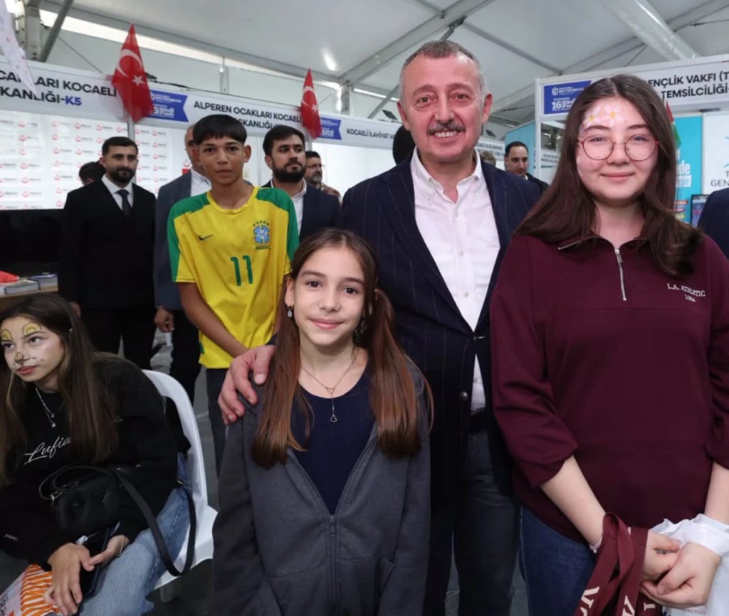 Büyükakın Kocaeli Kitap Fuarı'nı ziyaret etti - 3. görsel