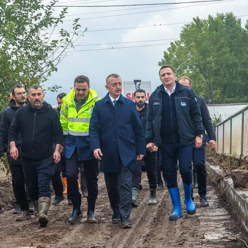Büyükakın selden etkilenen ilçeleri gezdi