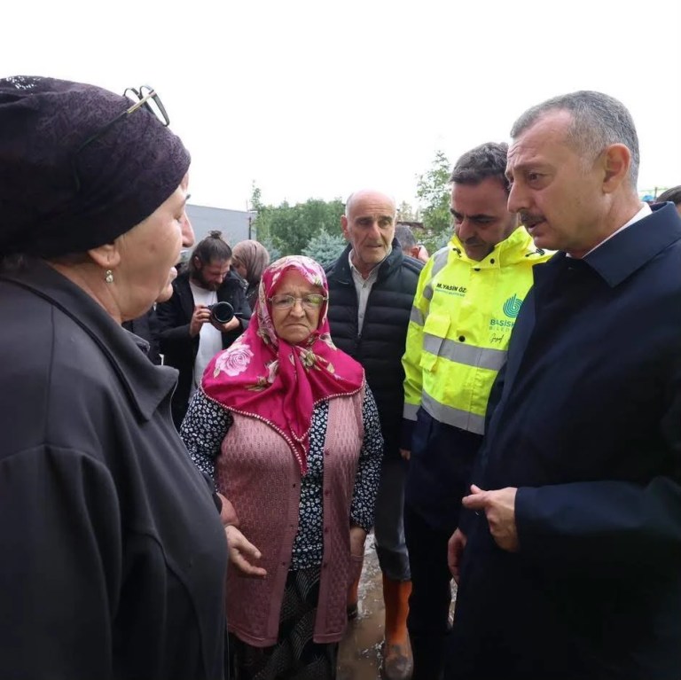 Büyükakın selden etkilenen ilçeleri gezdi