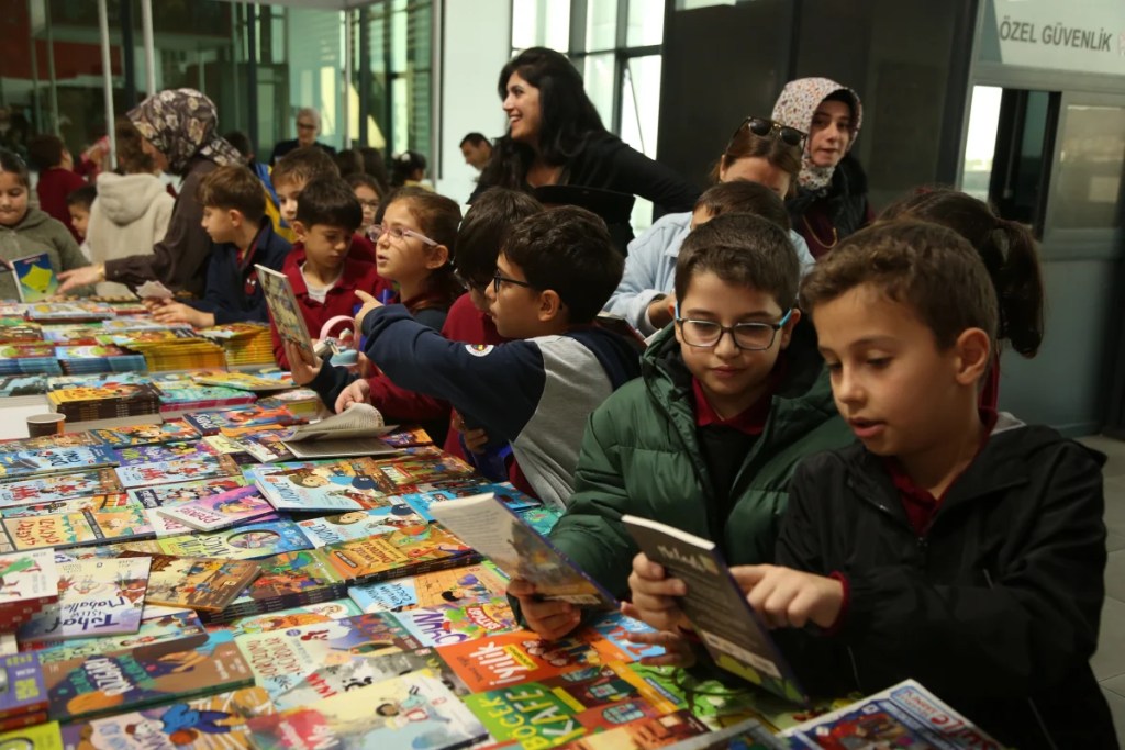 Çayırova 7. Kitap Günleri yoğun ilgi görüyor - 3. görsel