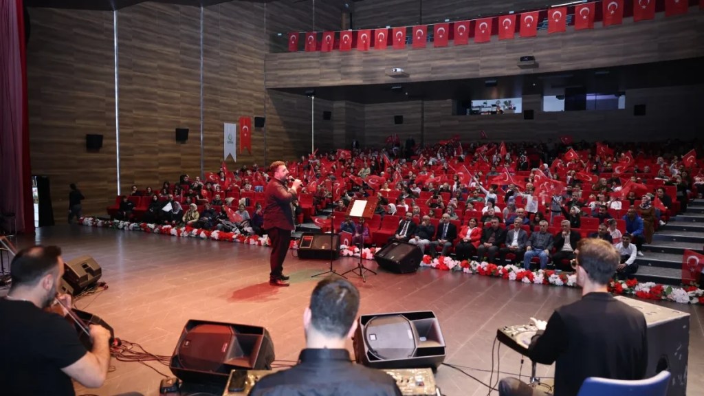 Çayırova’da bayram konseri ilgi gördü
