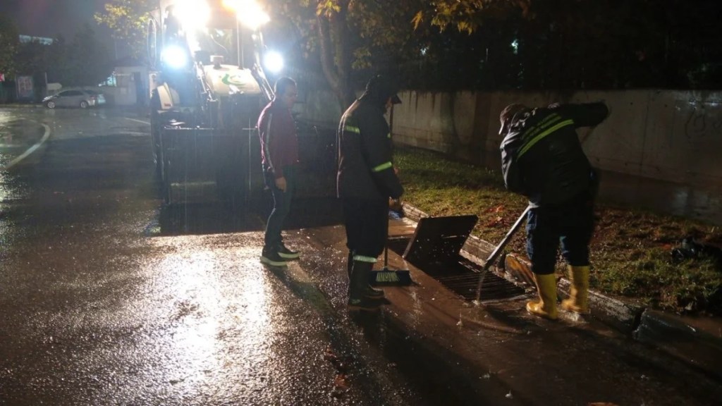 Çayırova'da ekiplerden yoğun yağmur mesaisi