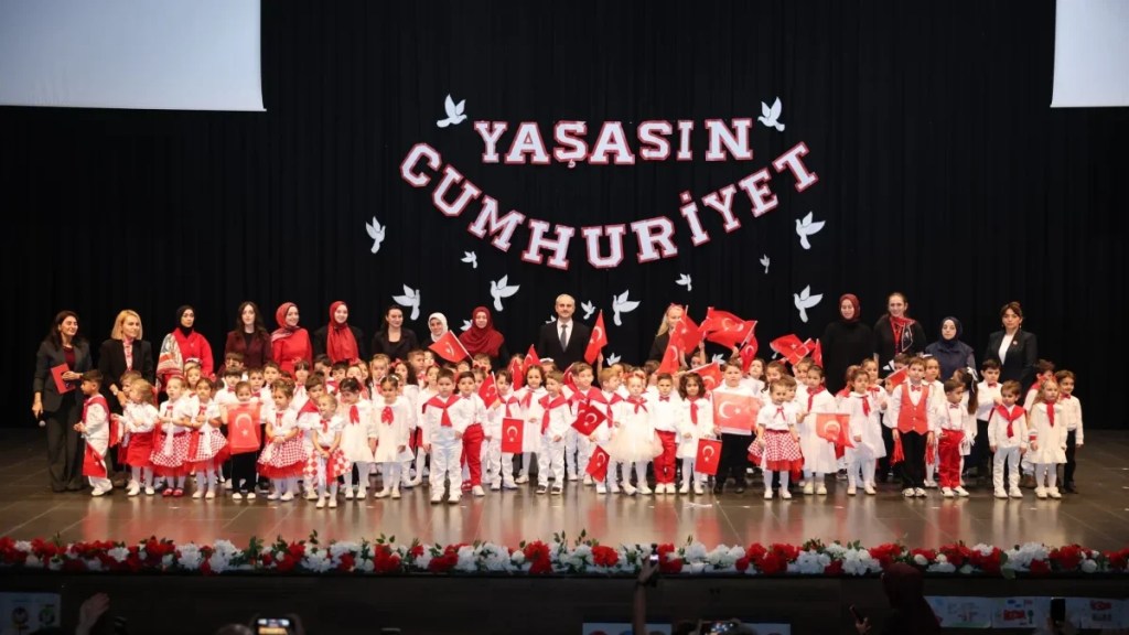 Çayırovalı miniklerden Cumhuriyet Bayramı sahnesi