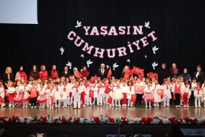 Çayırovalı miniklerden Cumhuriyet Bayramı sahnesi