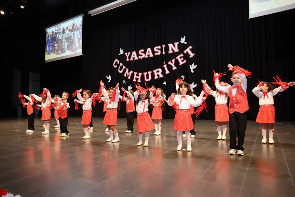 Çayırovalı miniklerden Cumhuriyet Bayramı sahnesi - 3. görsel