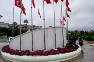 Darıca’da park ve şehitliklere çiçek dikildi
