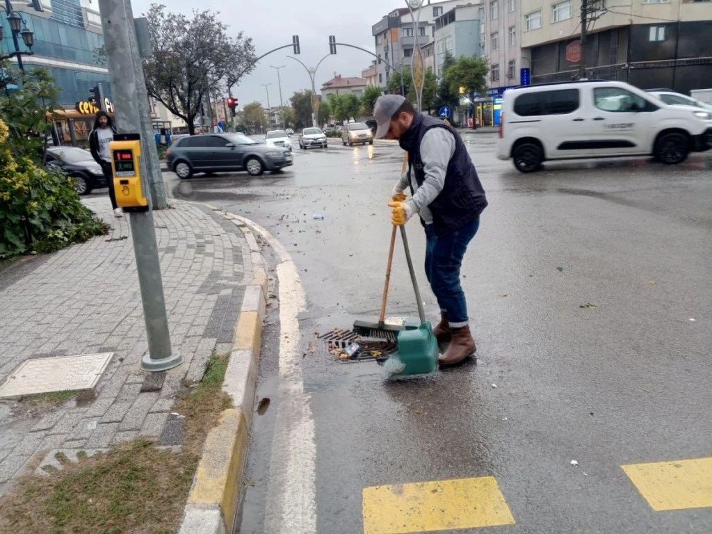 Darıca'da yağışa karşı su kanalları temizlendi