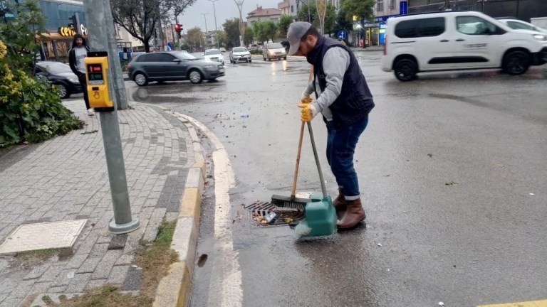 Darıca’da yağışa karşı su kanalları temizlendi