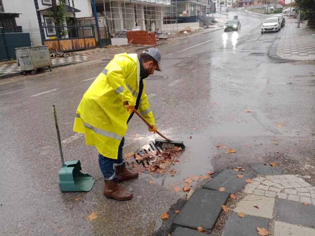 Darıca'da yağışa karşı su kanalları temizlendi - 2. görsel