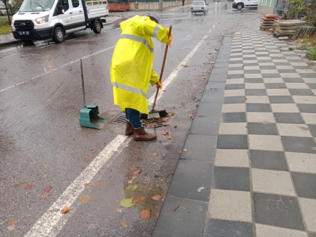 Darıca'da yağışa karşı su kanalları temizlendi - 3. görsel