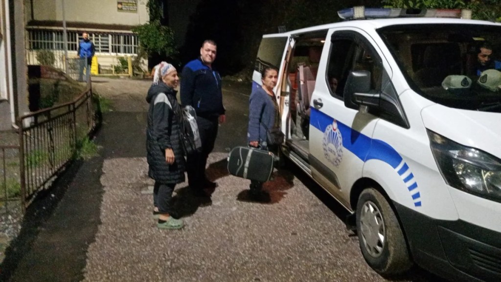 Gölcük'te sağanak sonrası 65 kişi tahliye edildi!