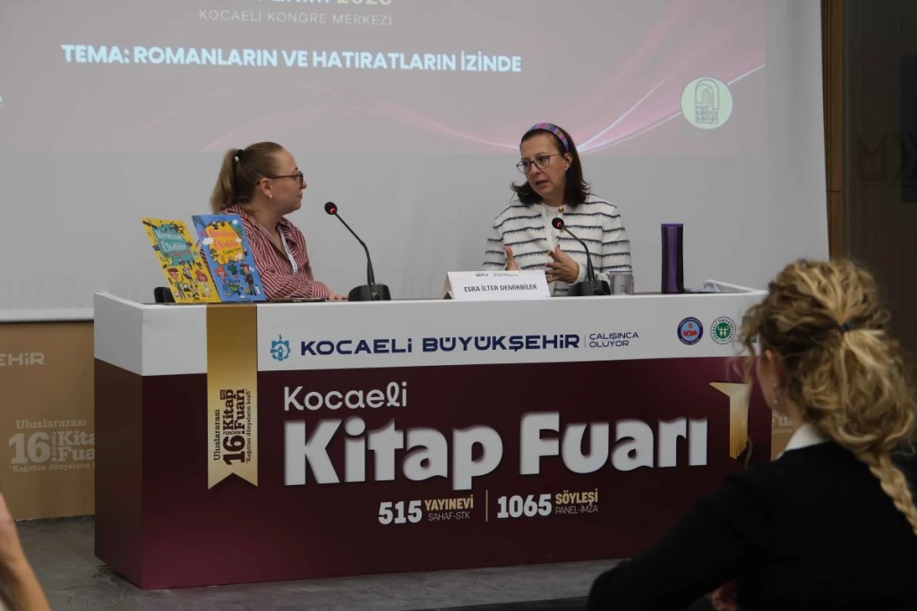 İkiz kardeşler kitap fuarında ilgi odağı oldu - 2. görsel