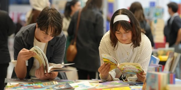 İkizlerin 14 yıllık kitap fuarı geleneği