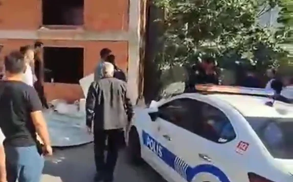 İnşaat çalışanları ile mahalleli birbirine girdi!