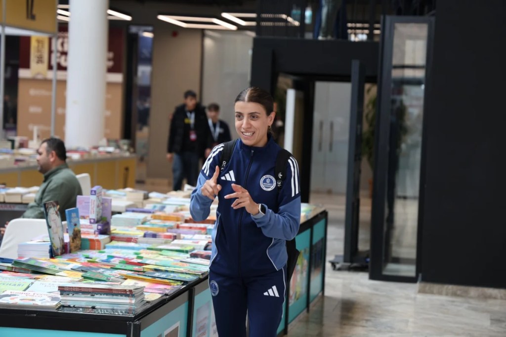 İrem Kocaeli Kitap Fuarı'nı işaret diliyle keşfetti - 3. görsel