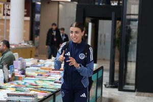 İrem Kocaeli Kitap Fuarı’nı işaret diliyle keşfetti