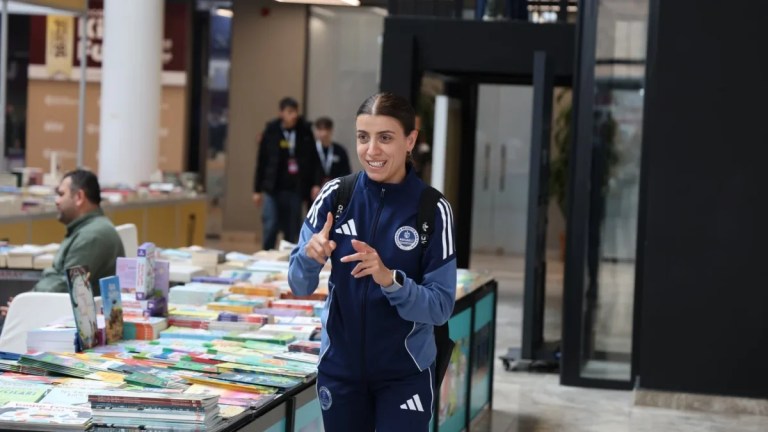 İrem Kocaeli Kitap Fuarı’nı işaret diliyle keşfetti