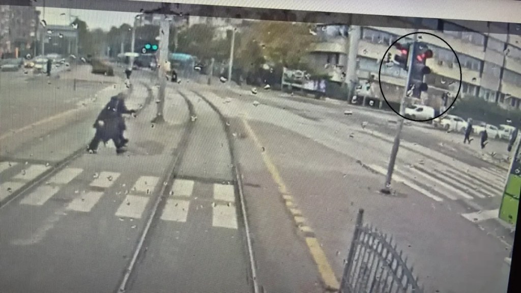 İzmit'te tramvayın çarptığı kadın kurtarılamadı!