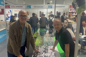 Kamil Öztezer 46 yıllık fotoğrafını imzaladı