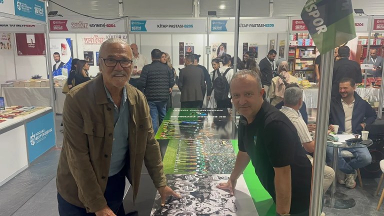 Kamil Öztezer 46 yıllık fotoğrafını imzaladı