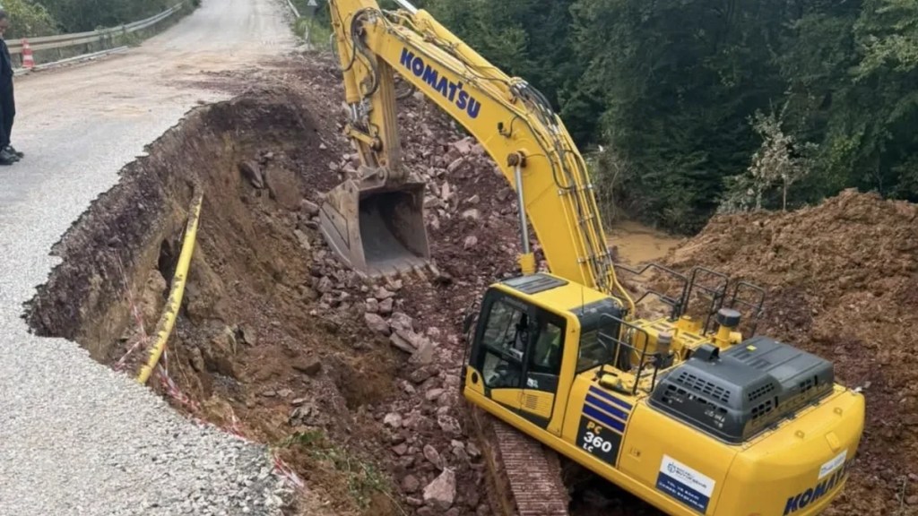 Kandıra’da heyelanlı yolda onarım başladı