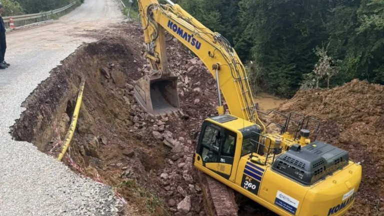 Kandıra’da heyelanlı yolda onarım başladı