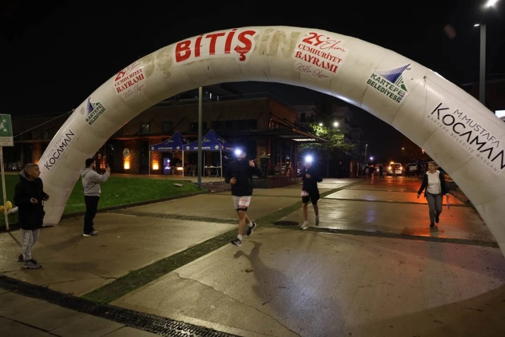 Kartepe'de Cumhuriyet Gece Koşusu düzenlendi