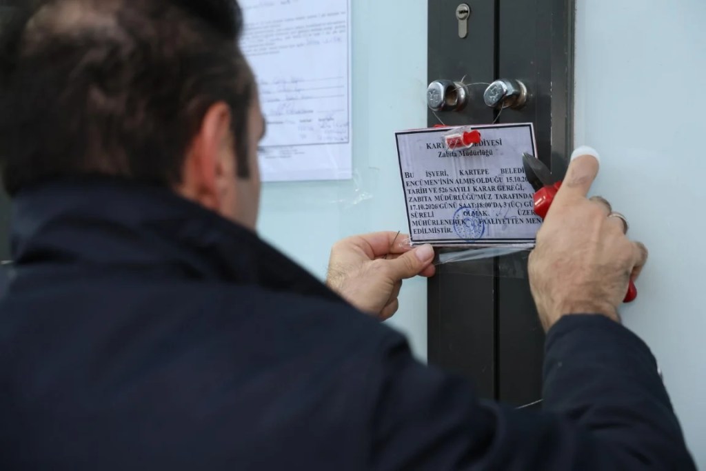 Kartepe'de kurallara uymayan market mühürlendi