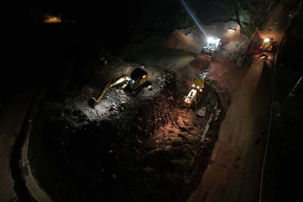 Kartepe'de taşkının kapattığı yol açıldı
